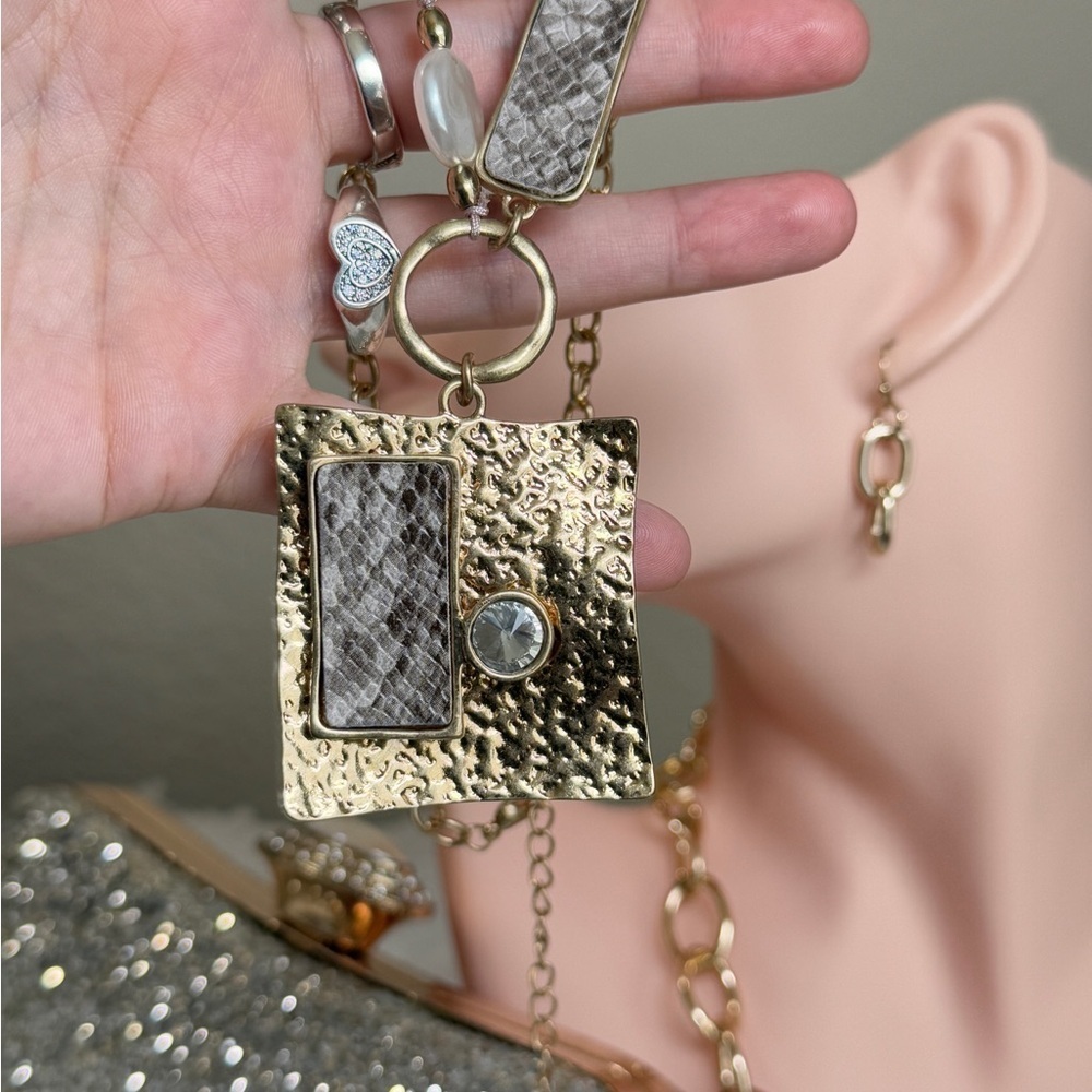 ⚜️❤️🔥 Elegant Gold Necklace With Accents - Picture 9 of 10